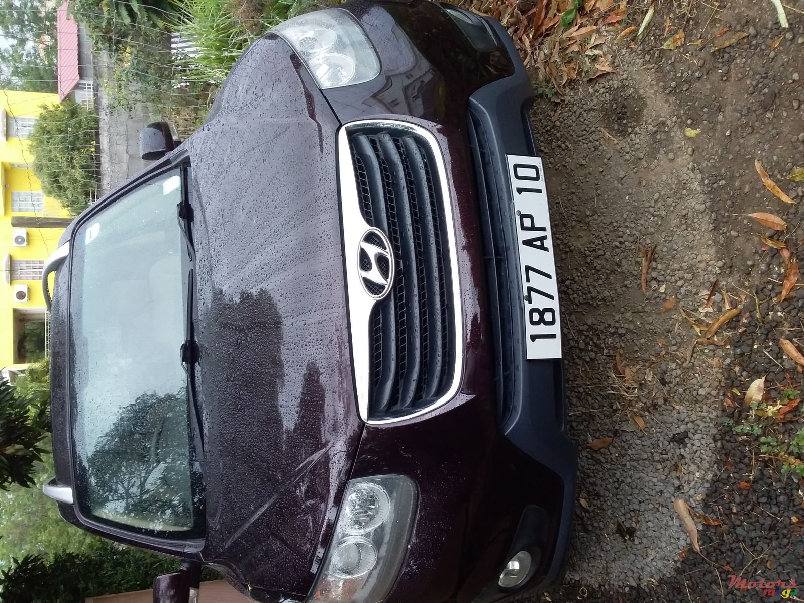 2010' Hyundai Santa Fe 4 x 4 photo #3