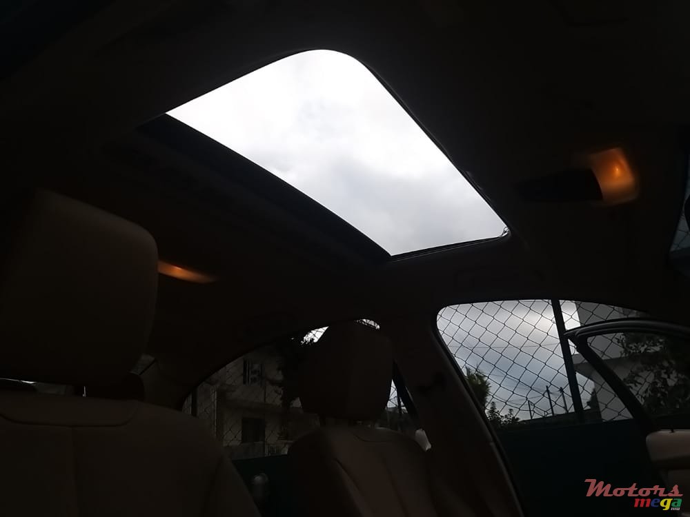 2012' BMW 320 photo #1