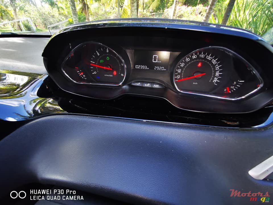 2014' Peugeot 208 1.4 HDI photo #5