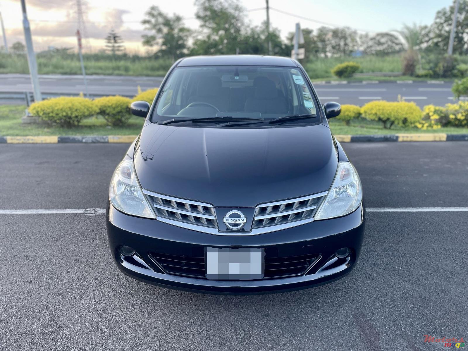 2011' Nissan Tiida photo #2