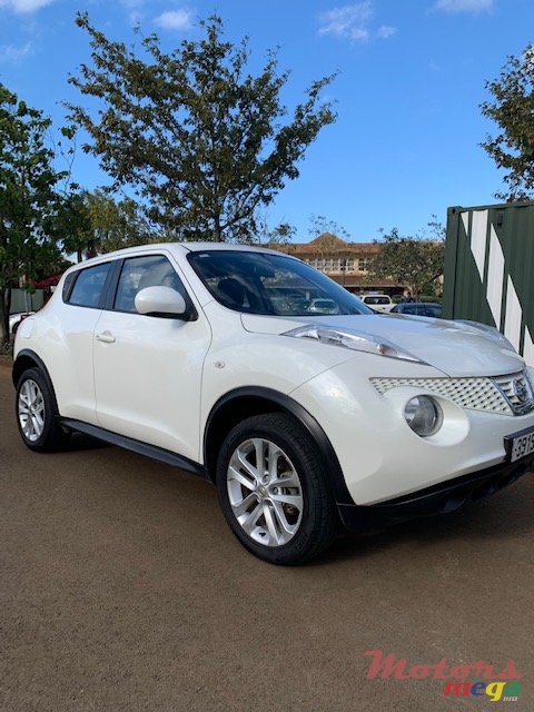 2014' Nissan Juke White Pearl, black leather photo #3