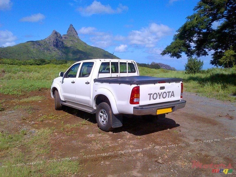 2009' Toyota Hilux 2.5 TURBO 2x4 photo #3