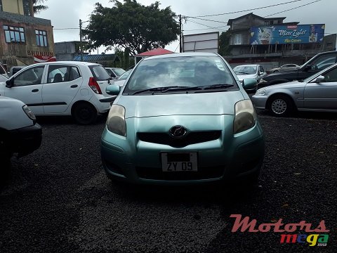 2009' Toyota Vitz photo #3
