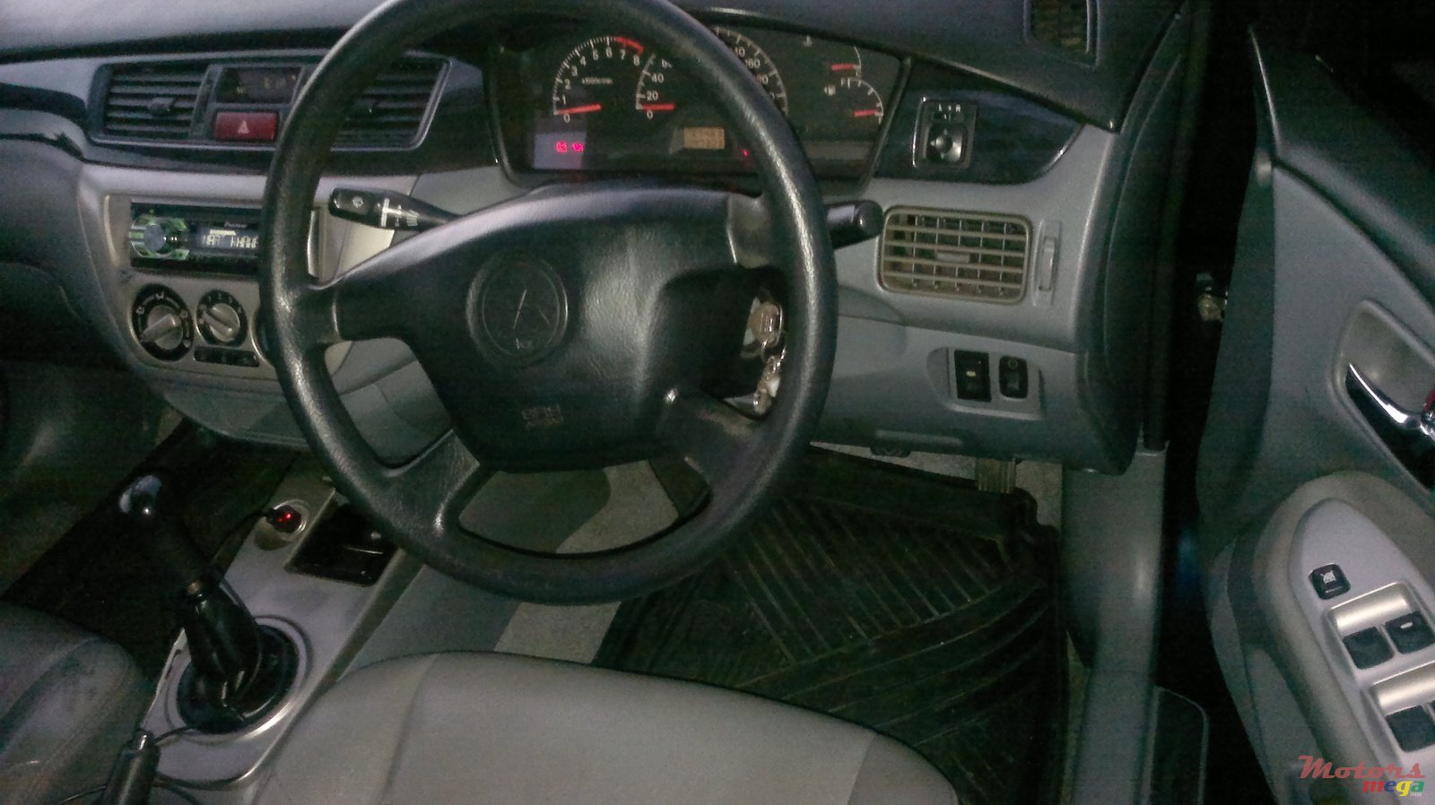 2005' Mitsubishi Lancer photo #3