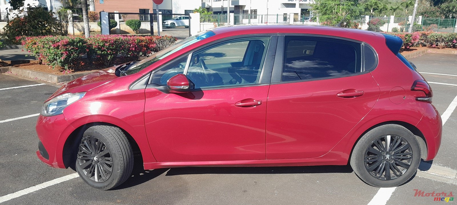 2017' Peugeot 208 5 portes photo #2