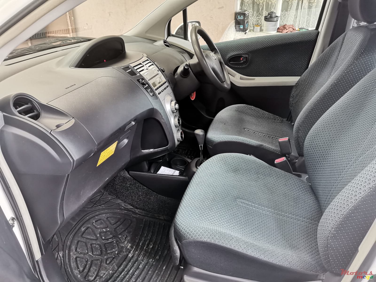 2005' Toyota Vitz photo #4