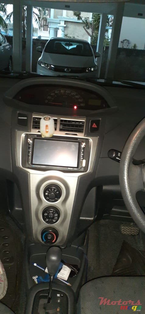 2009' Toyota Vitz photo #2