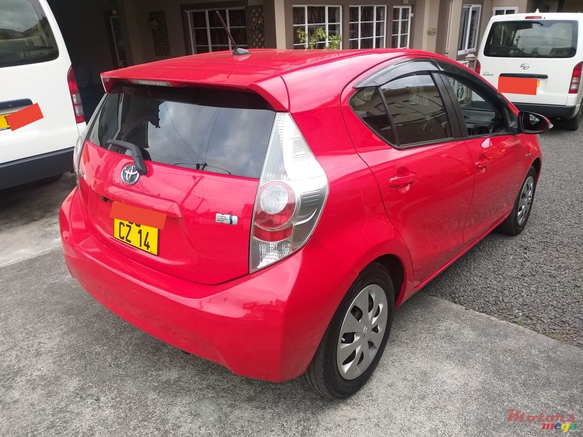 2014' Toyota Aqua Hybrid photo #4