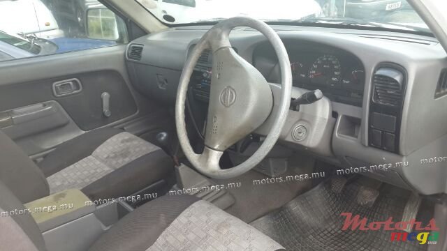 2004' Nissan 2x4 photo #4