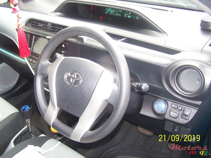 2012' Toyota Aqua photo #3