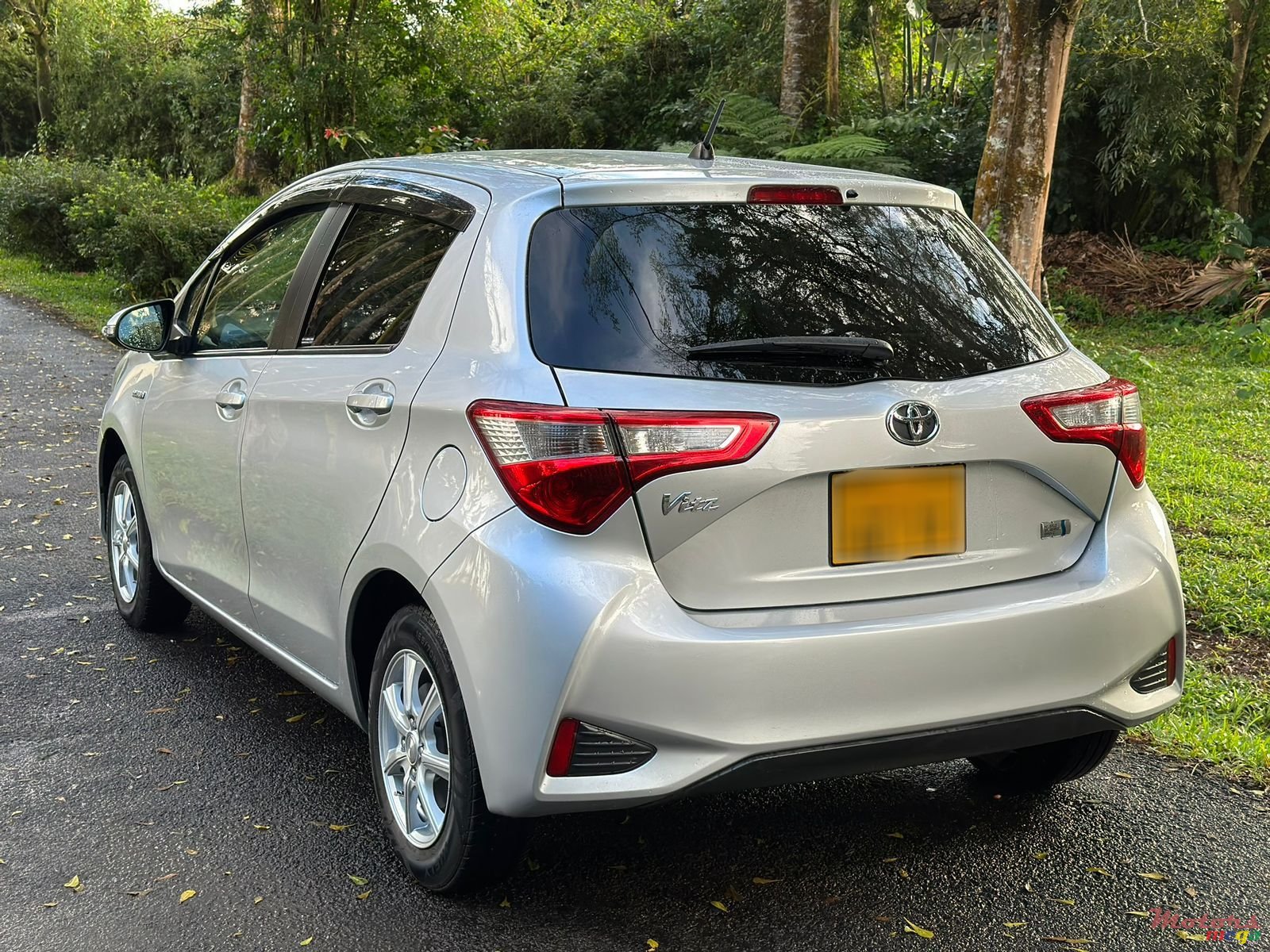 2017' Toyota Vitz Hybrid photo #3