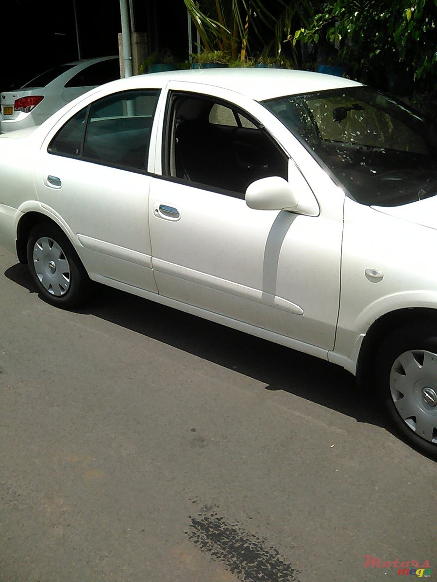 2011' Nissan original photo #1