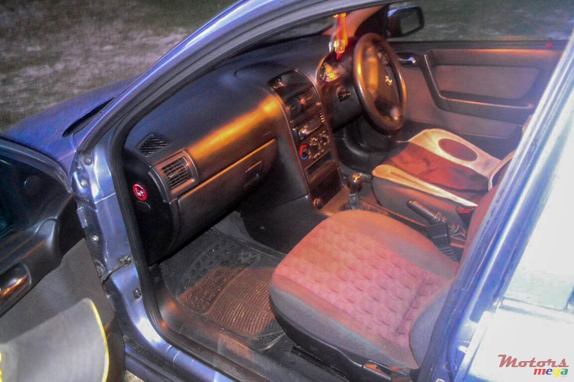 2004' Opel Astra G photo #2