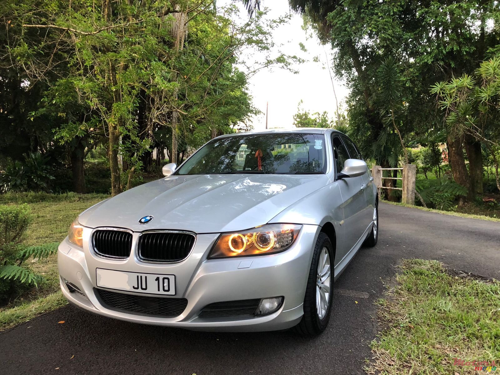 2010' BMW 320i photo #3