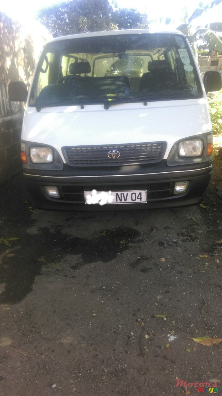 2004' Toyota HiAce photo #1