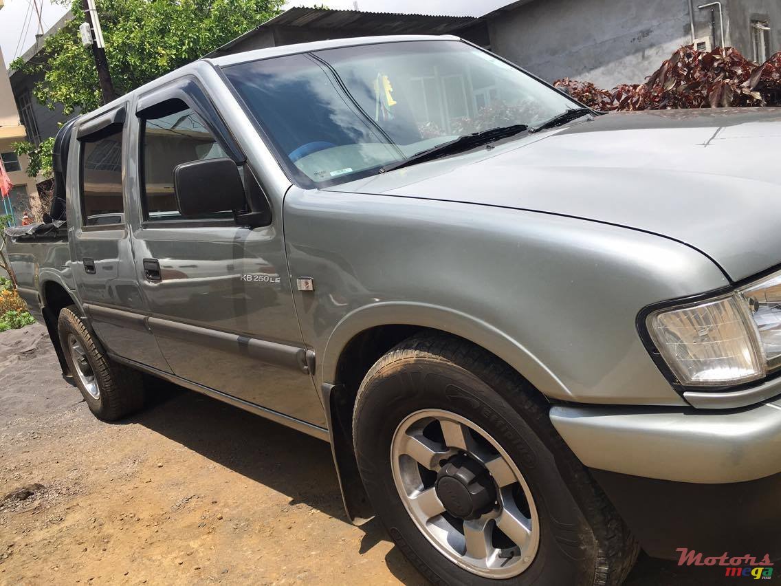 2003' Isuzu photo #2