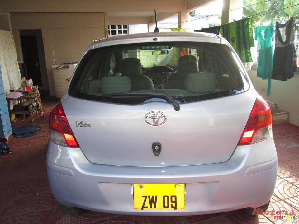 2009' Toyota Vitz photo #4