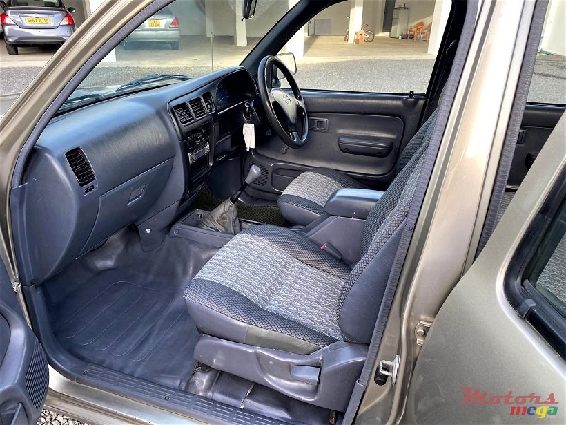 2004' Toyota Hilux Manual 2X4 JAPAN photo #5