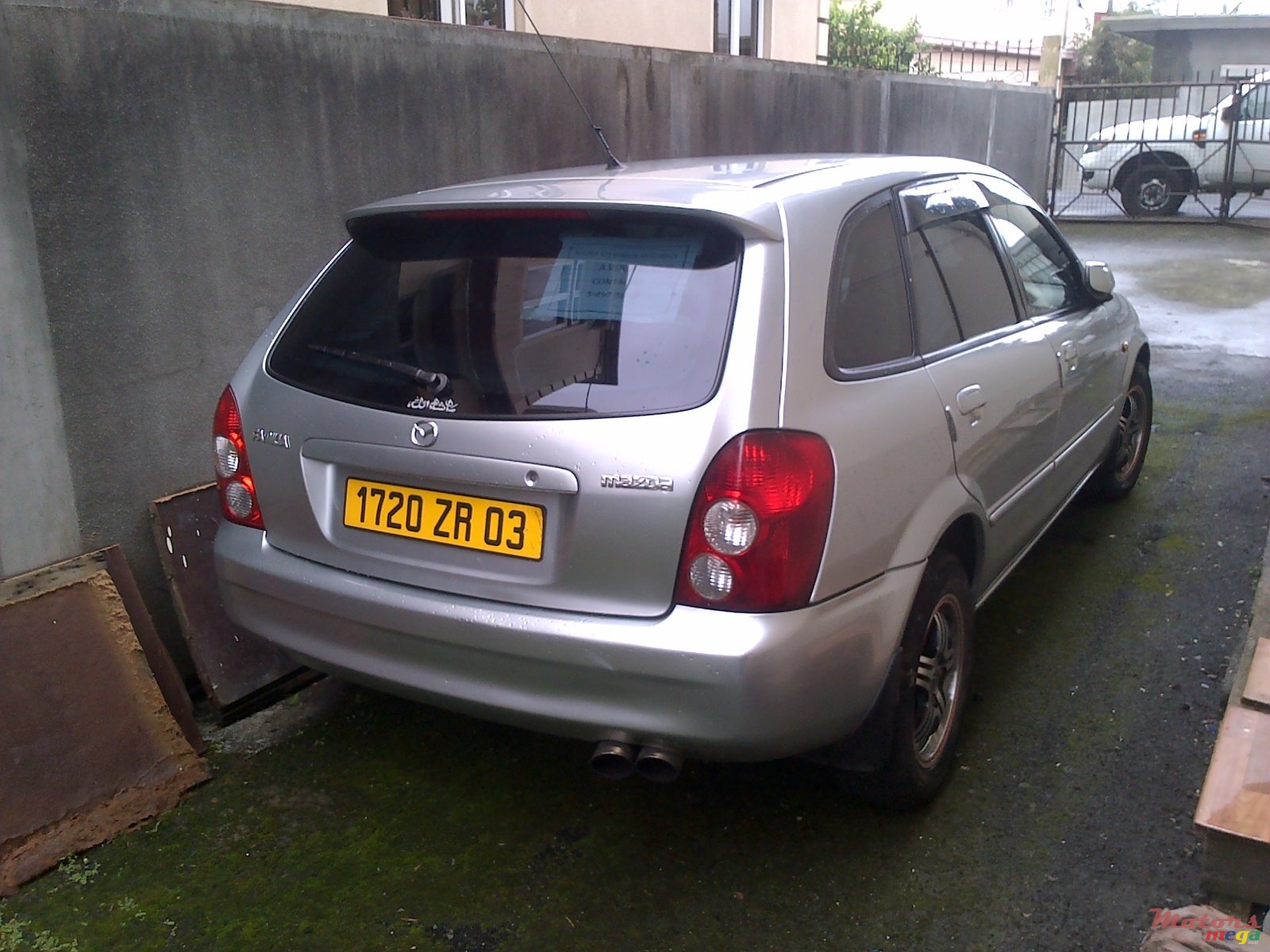 2003' Mazda 323 familia hatchback photo #2