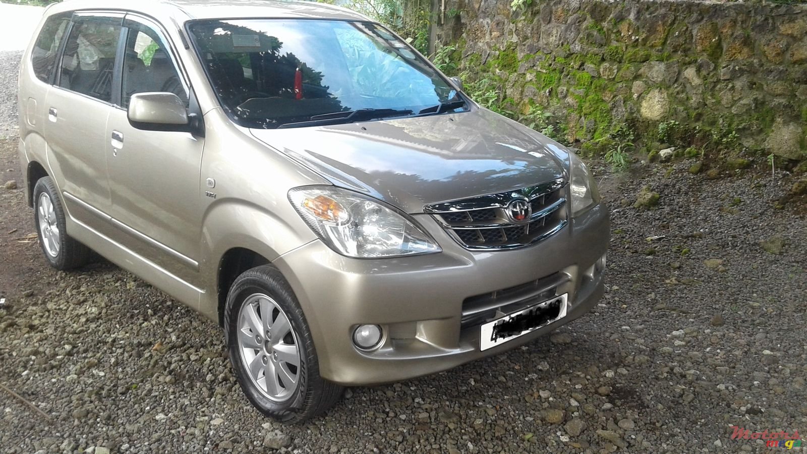 2010' Toyota Avanza photo #2