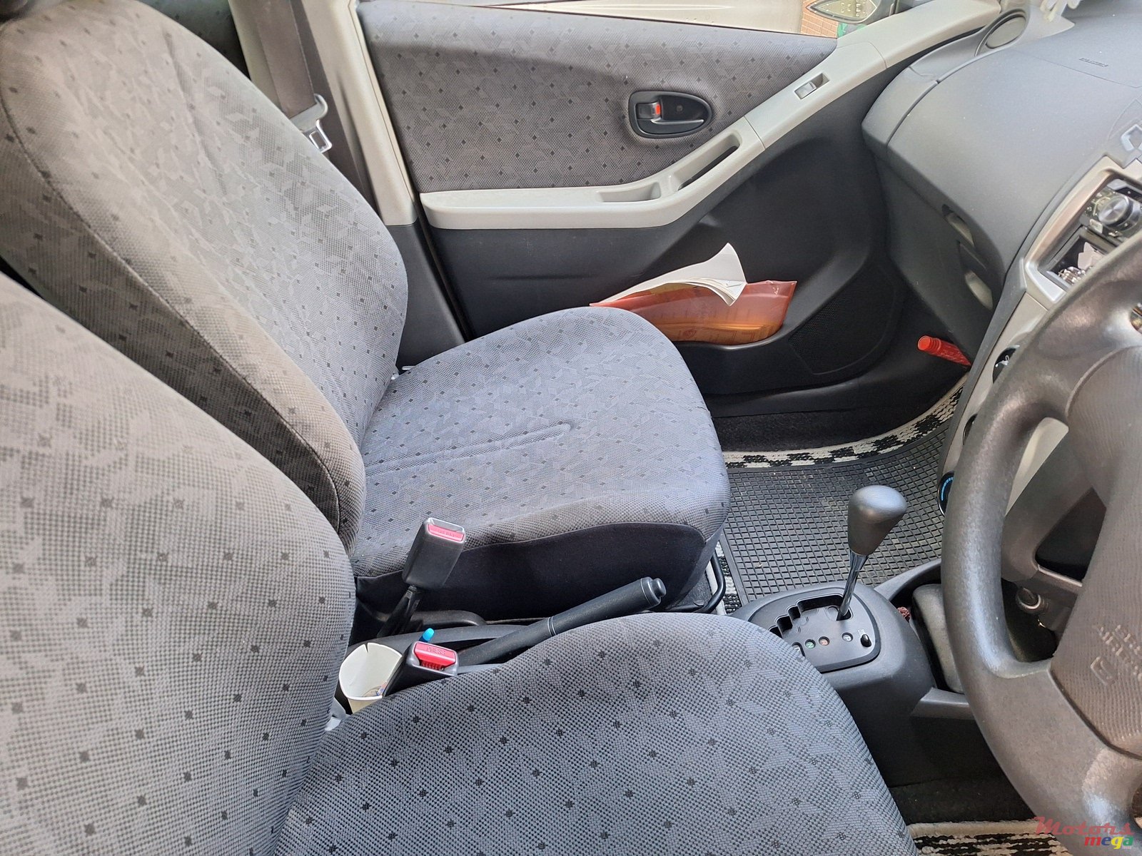 2010' Toyota Vitz photo #7