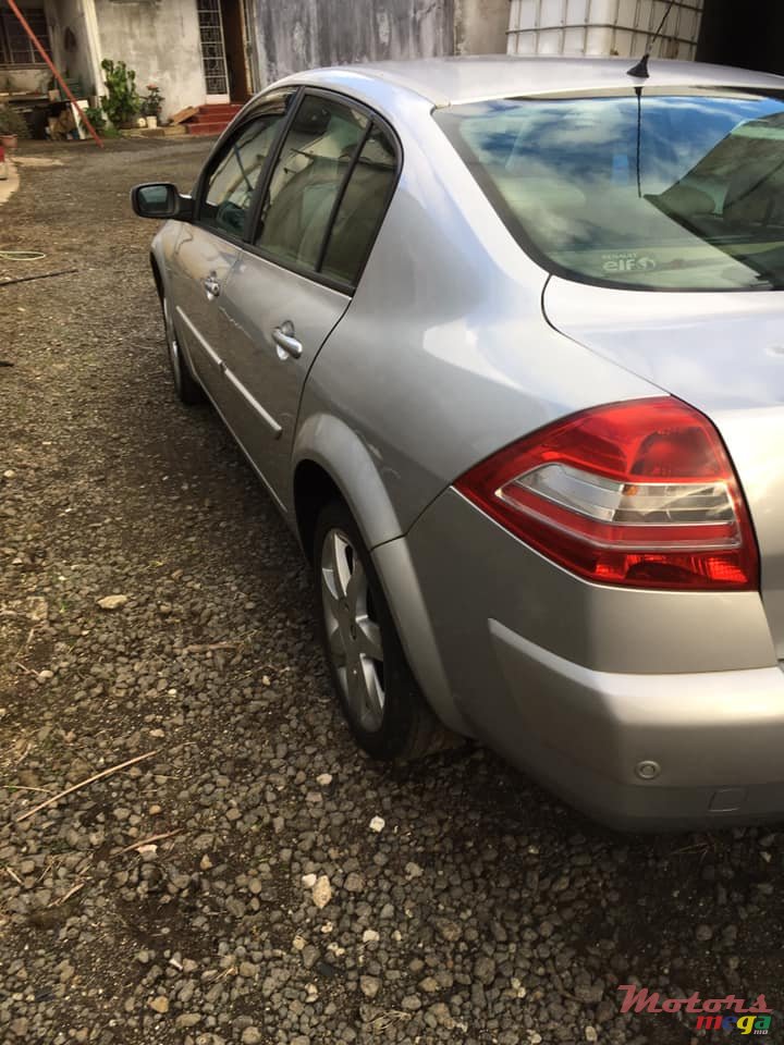 2009' Renault Megane photo #6