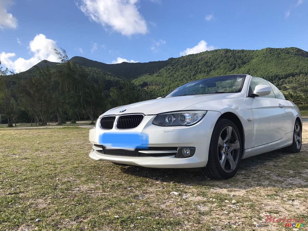 2013' BMW 3 Series Convertible photo #2