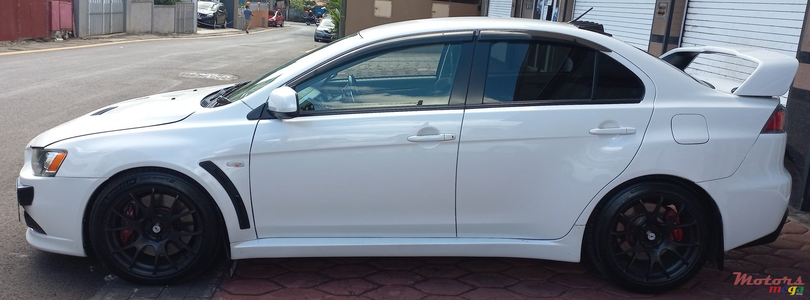 2008' Mitsubishi Lancer Evolution photo #3