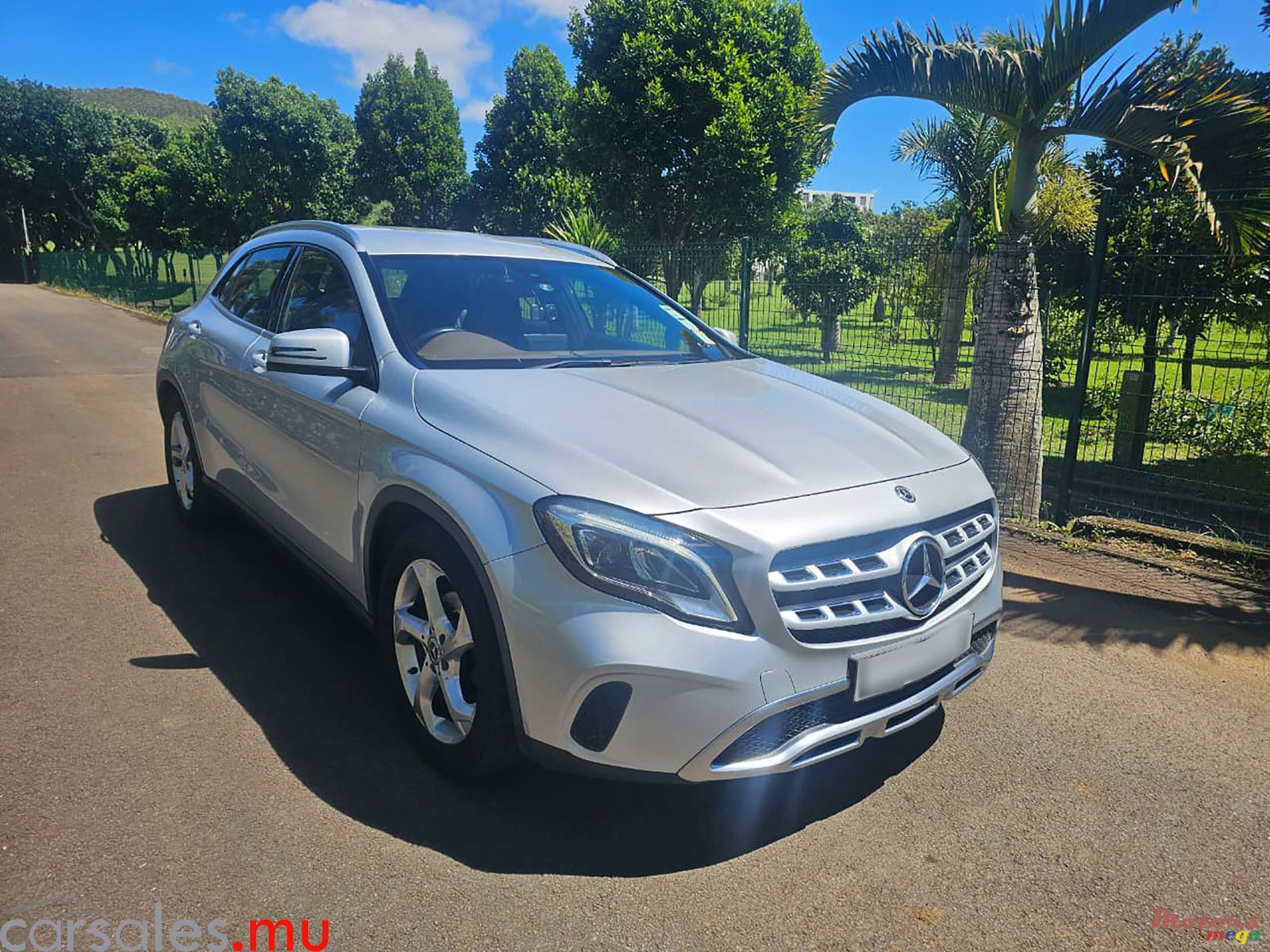 2019' Mercedes-Benz GLA 180 Urban 1.6 photo #2