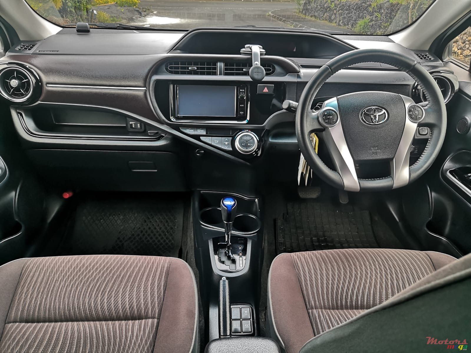 2015' Toyota Aqua Limited Edition 1500cc Japan photo #5