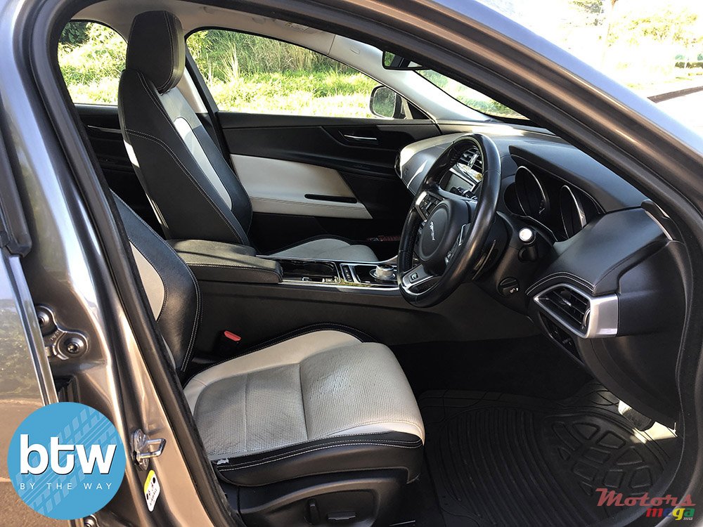 2016' Jaguar XE photo #5