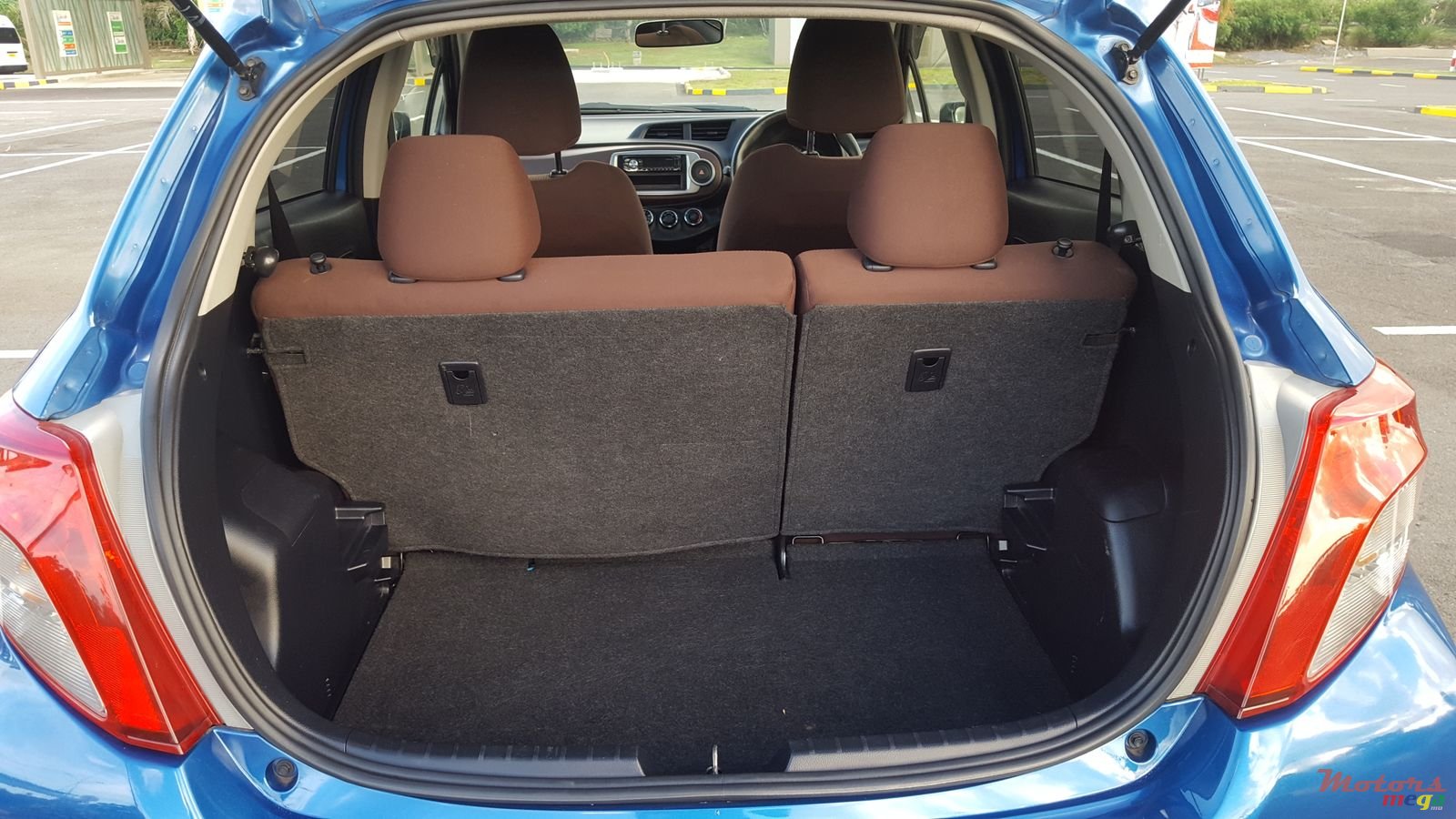 2011' Toyota Vitz photo #7