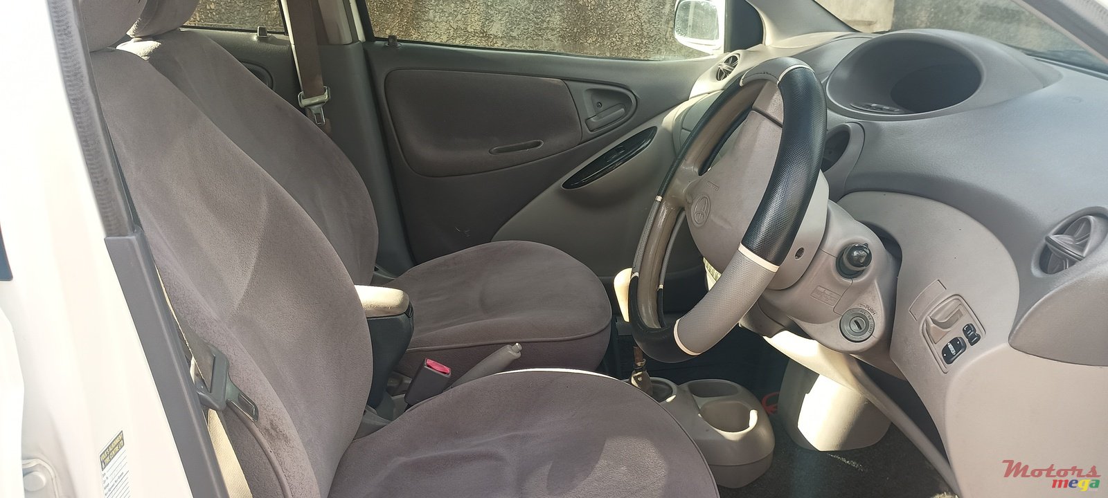 2002' Toyota Platz photo #4