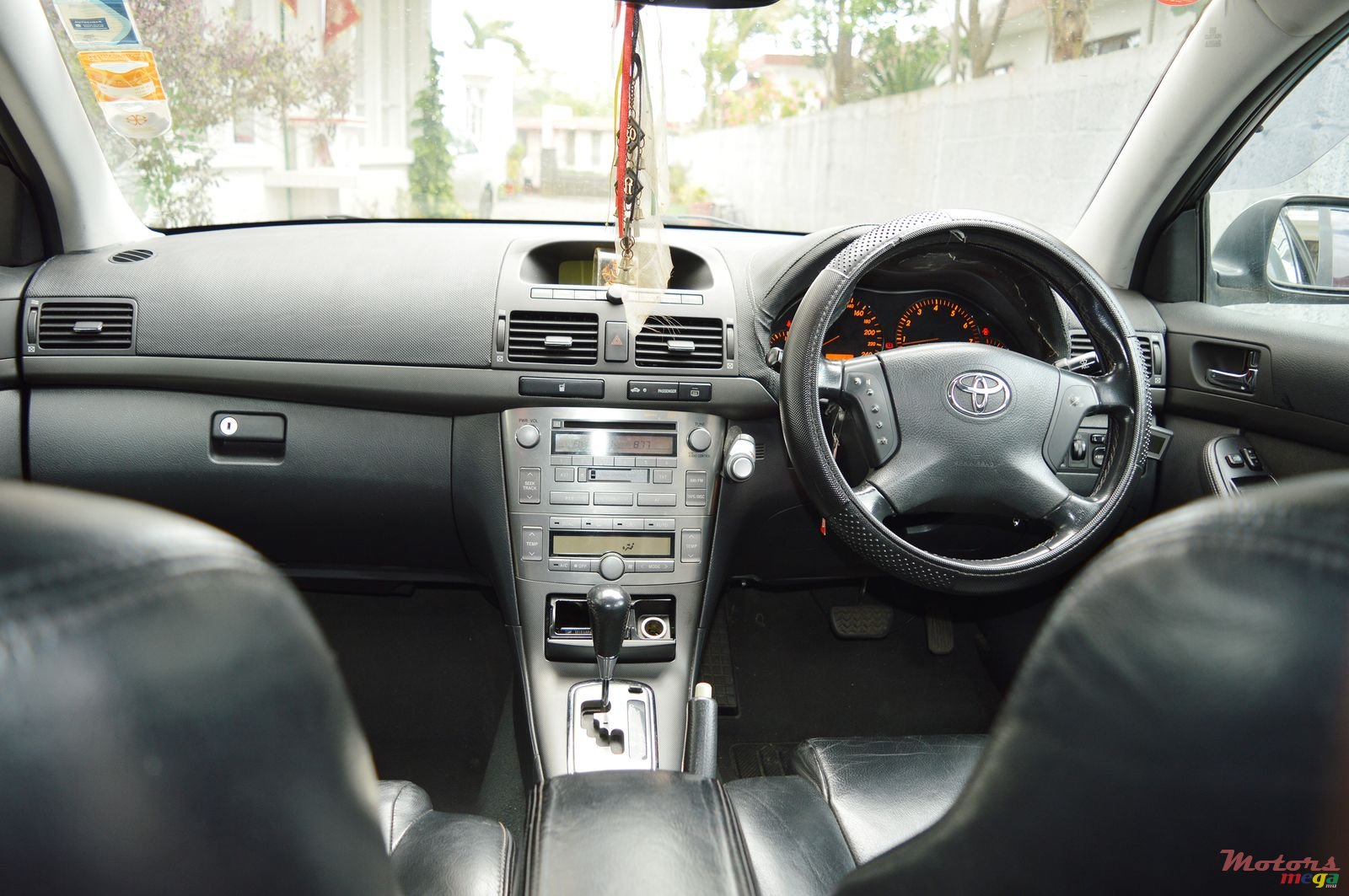 2005' Toyota Avensis photo #7