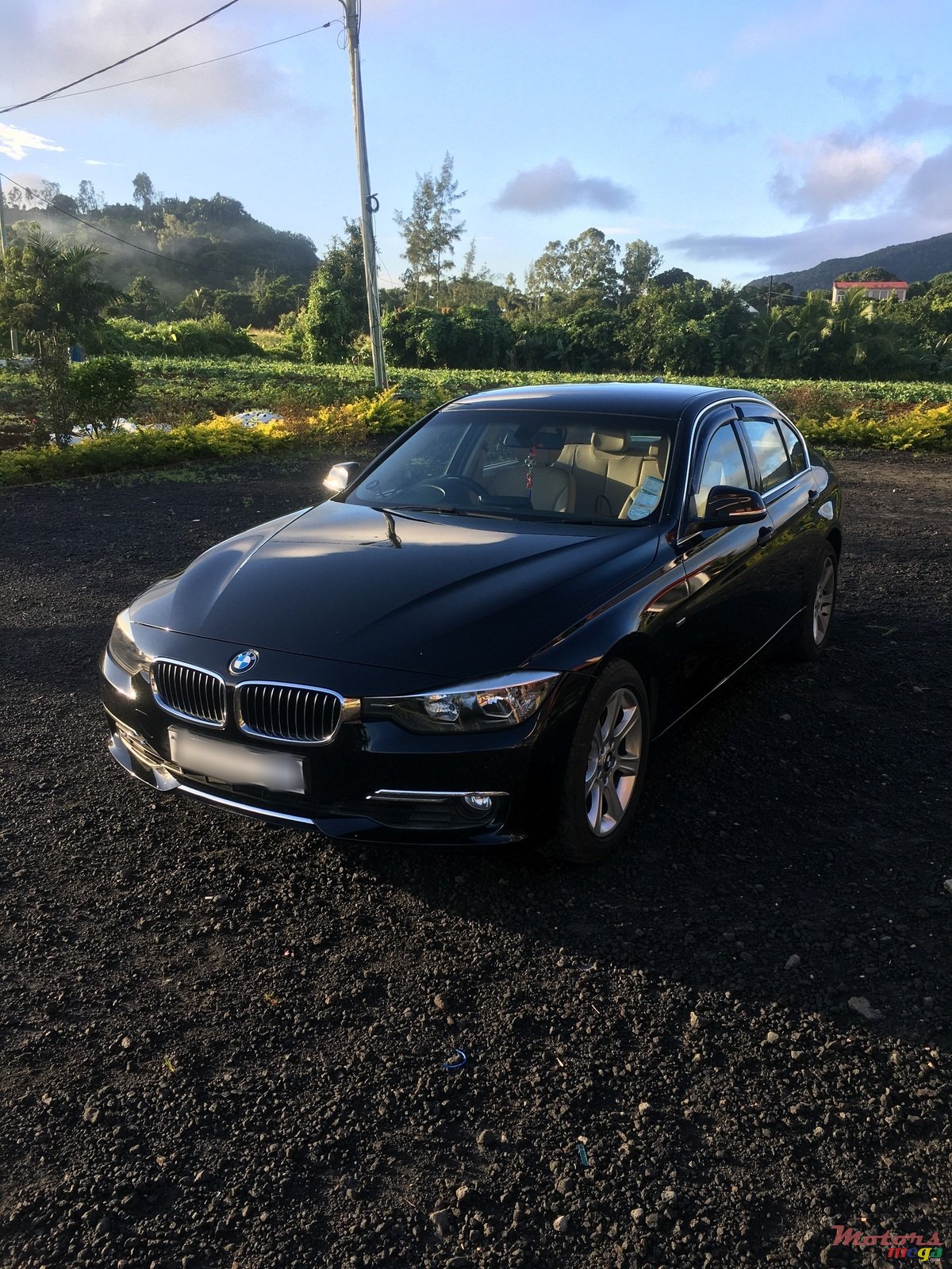 2012' BMW 320 photo #1