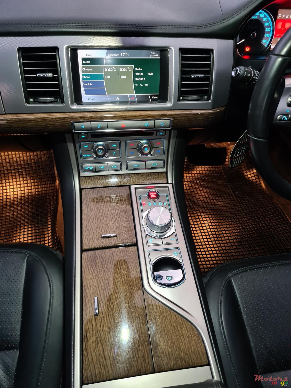 2010' Jaguar Xf S photo #6