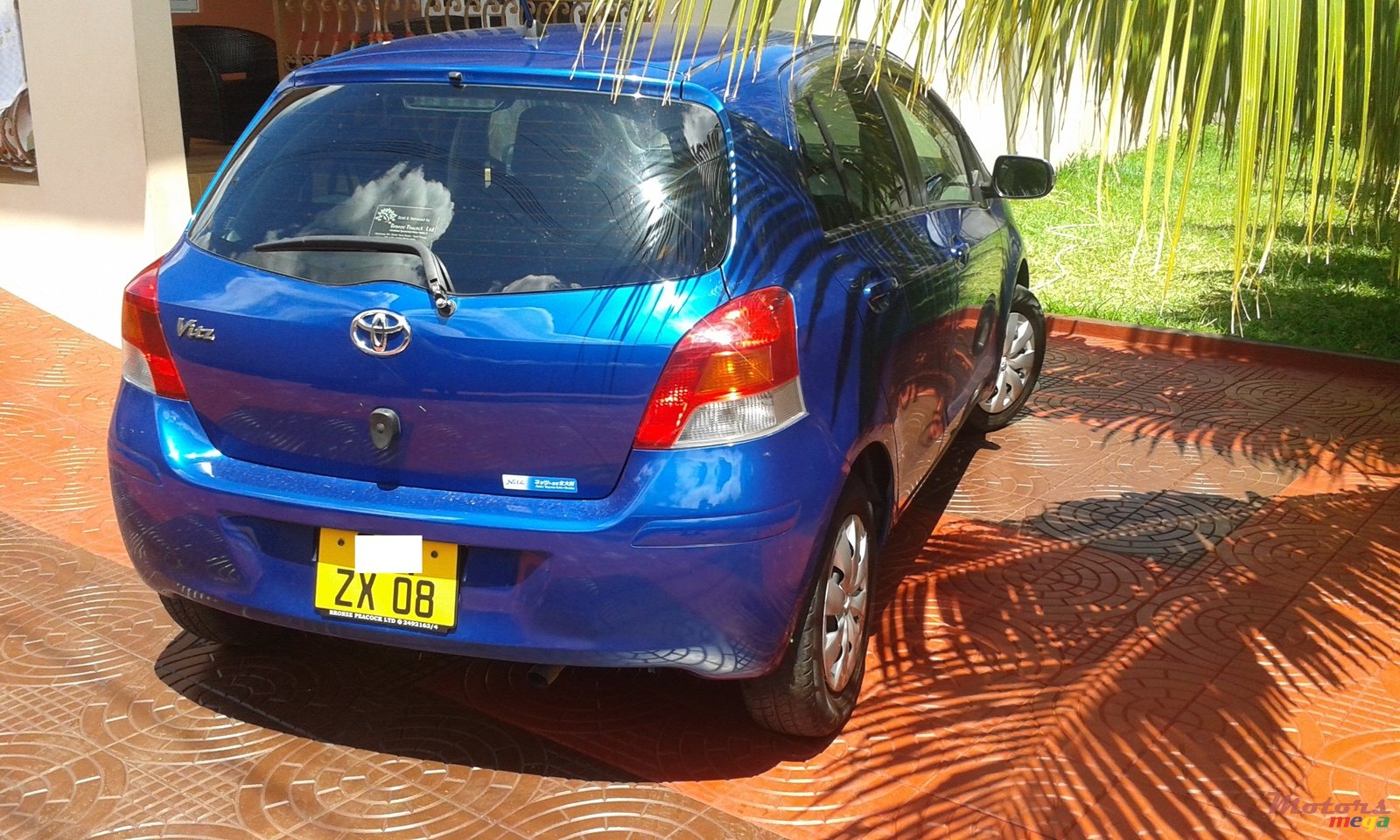 2008' Toyota Vitz photo #3