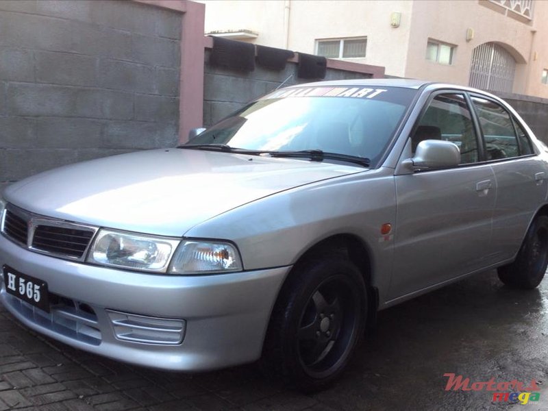 2000' Mitsubishi Lancer photo #2