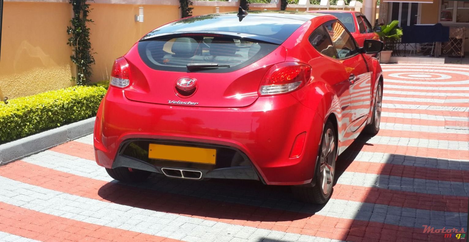 2012' Hyundai Veloster photo #2