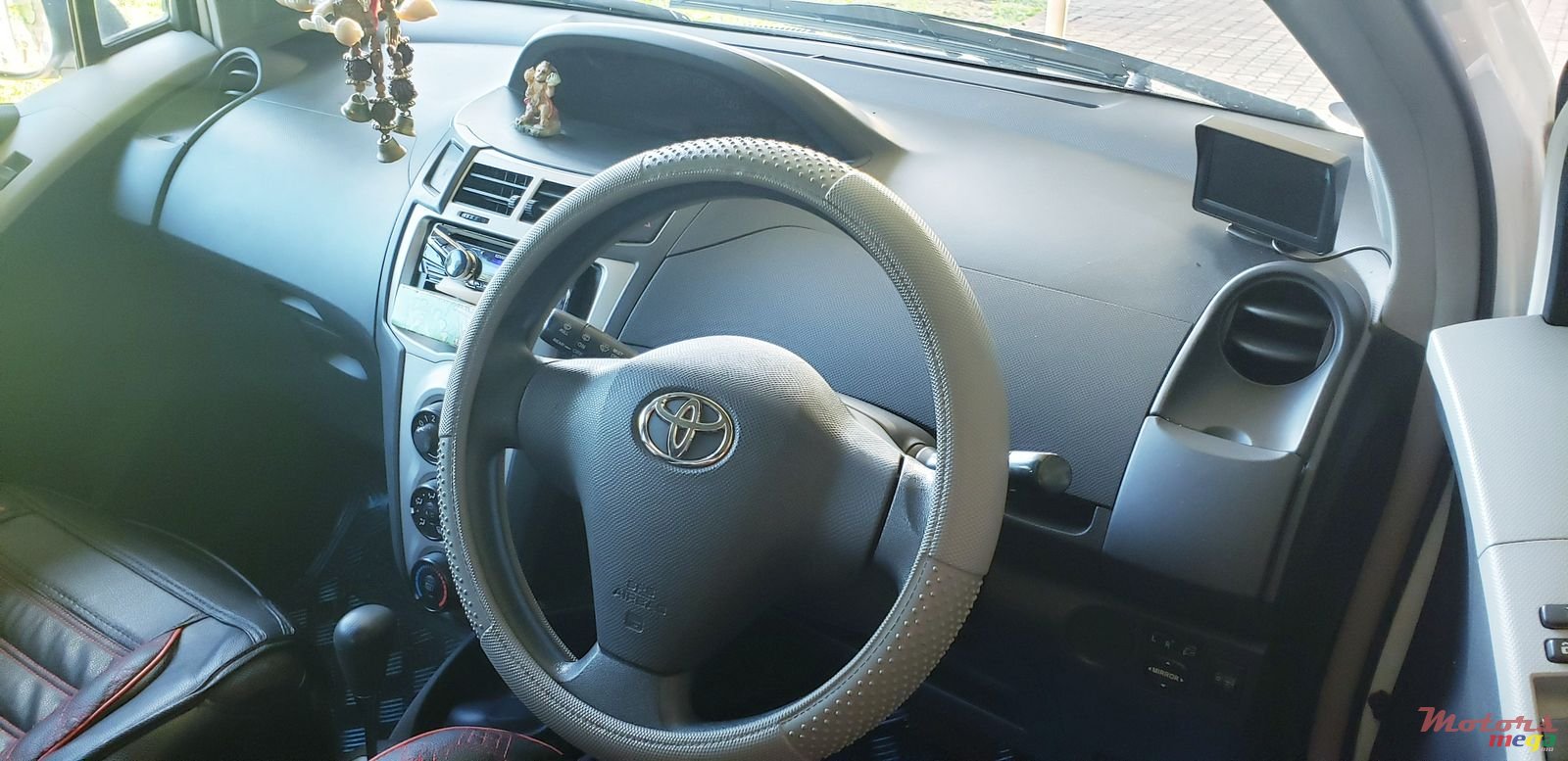 2009' Toyota Vitz photo #4