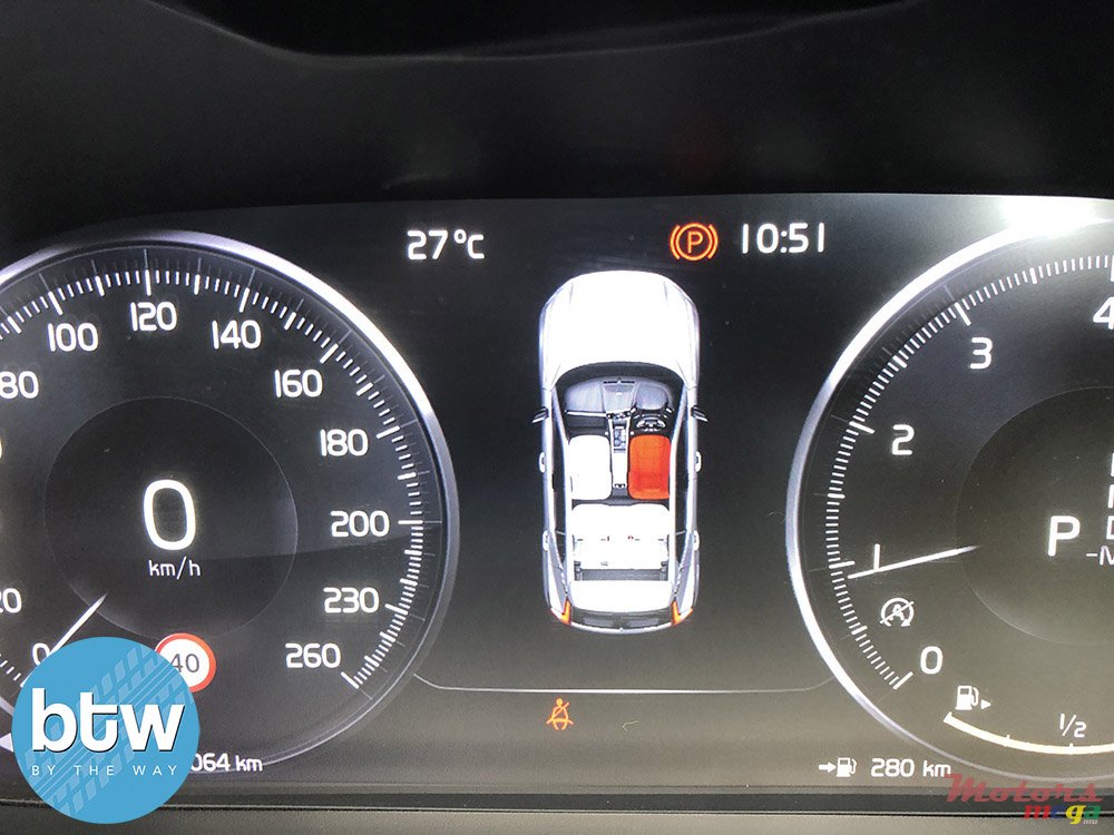 2020' Volvo XC40 photo #7