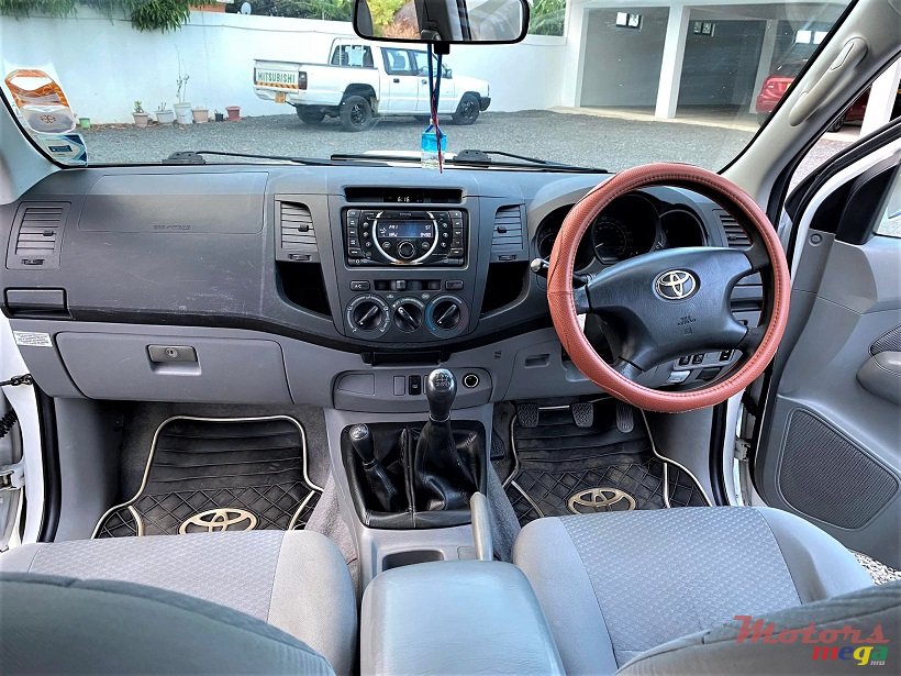 2010' Toyota Hilux Manual 2.5L photo #3