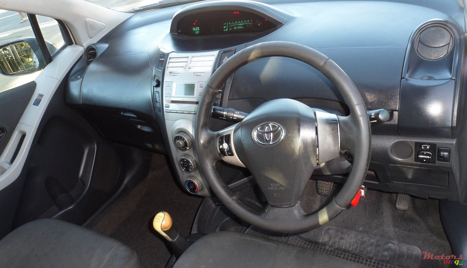 2007' Toyota Vitz photo #5