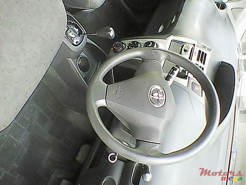 2008' Toyota Vitz photo #3