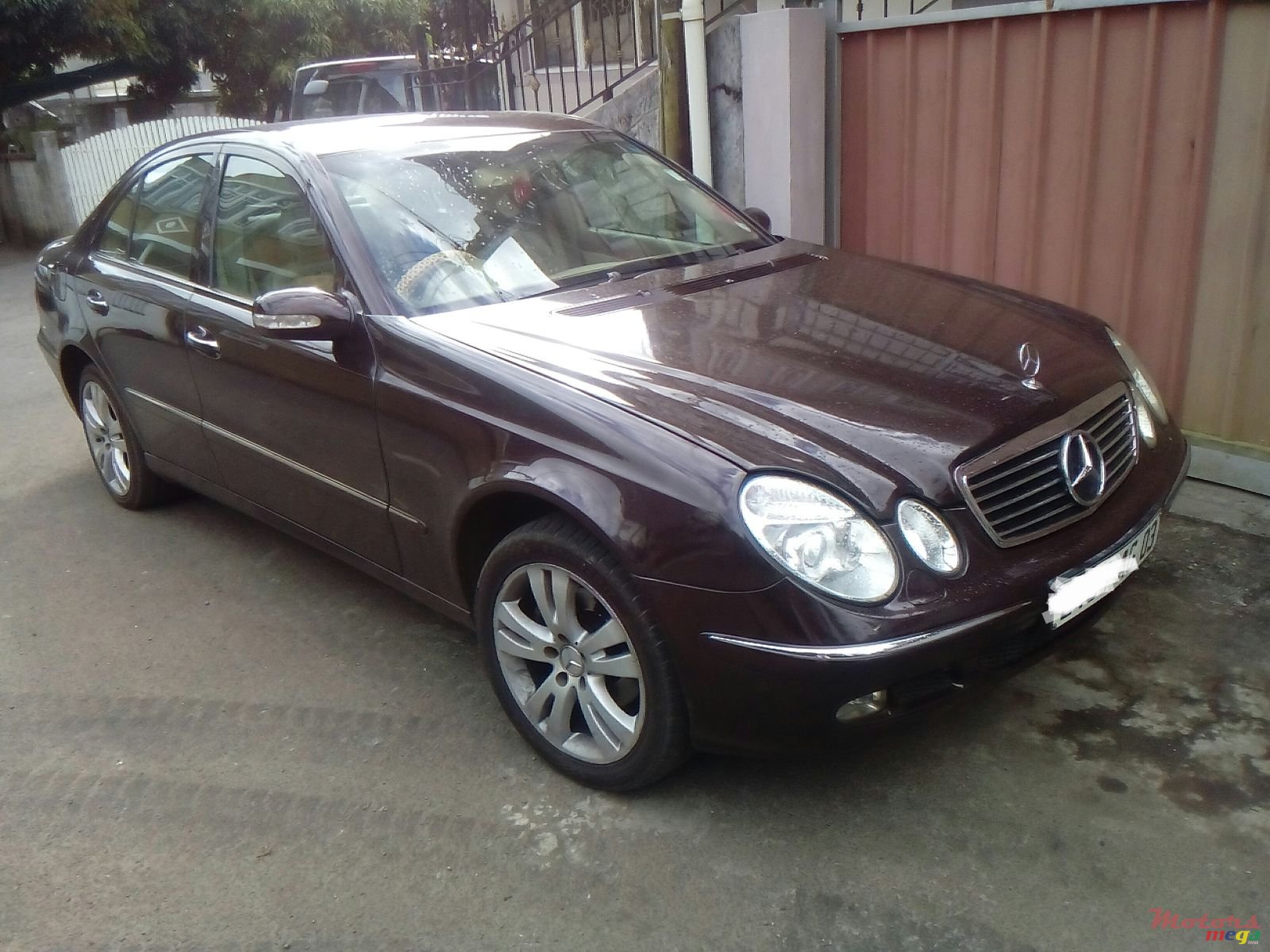 2003' Mercedes-Benz 220E photo #1