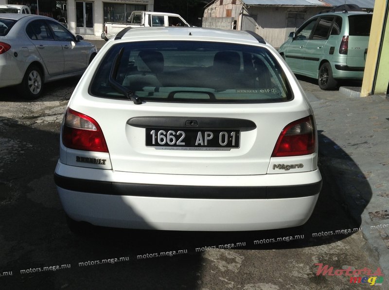 2001' Renault Megane photo #2