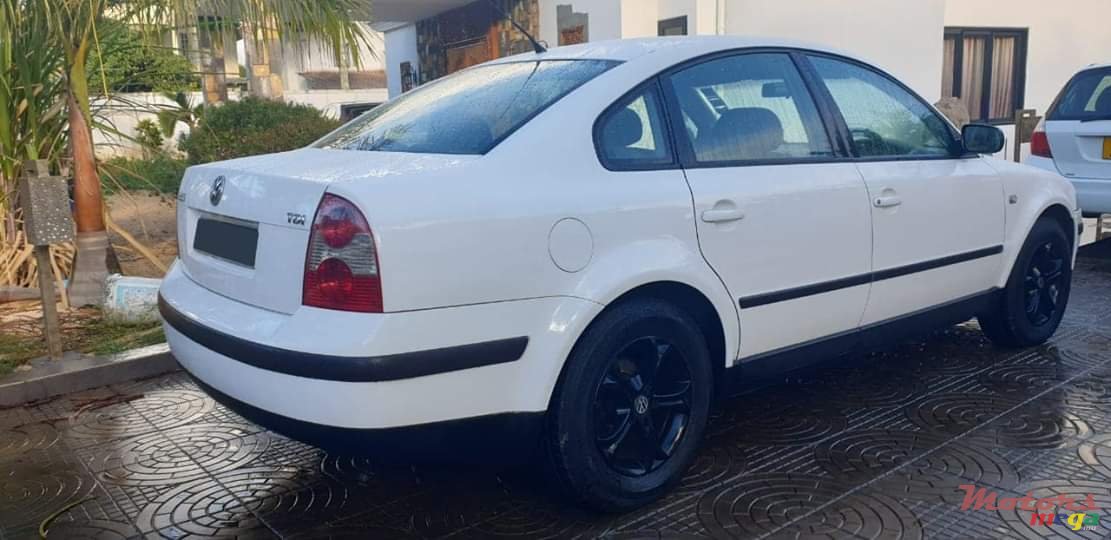 2003' Volkswagen Passat Original photo #7