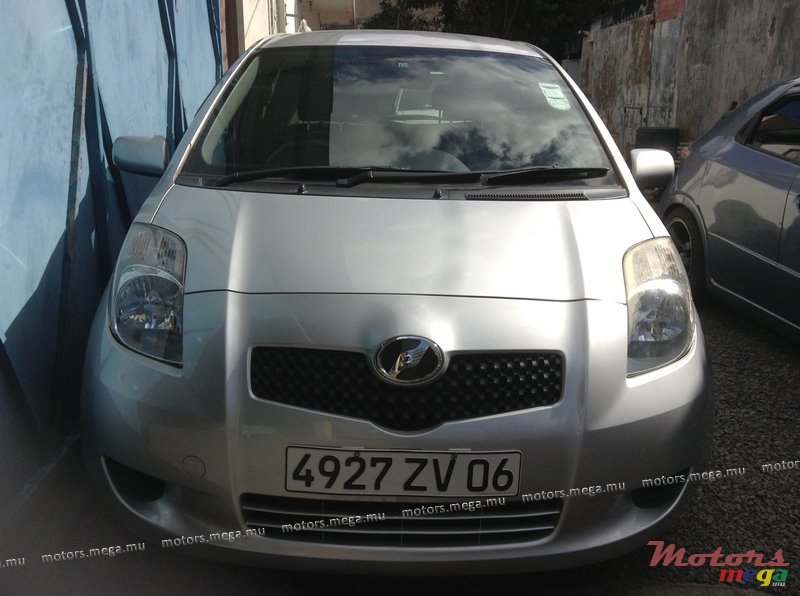 2006' Toyota Vitz photo #1