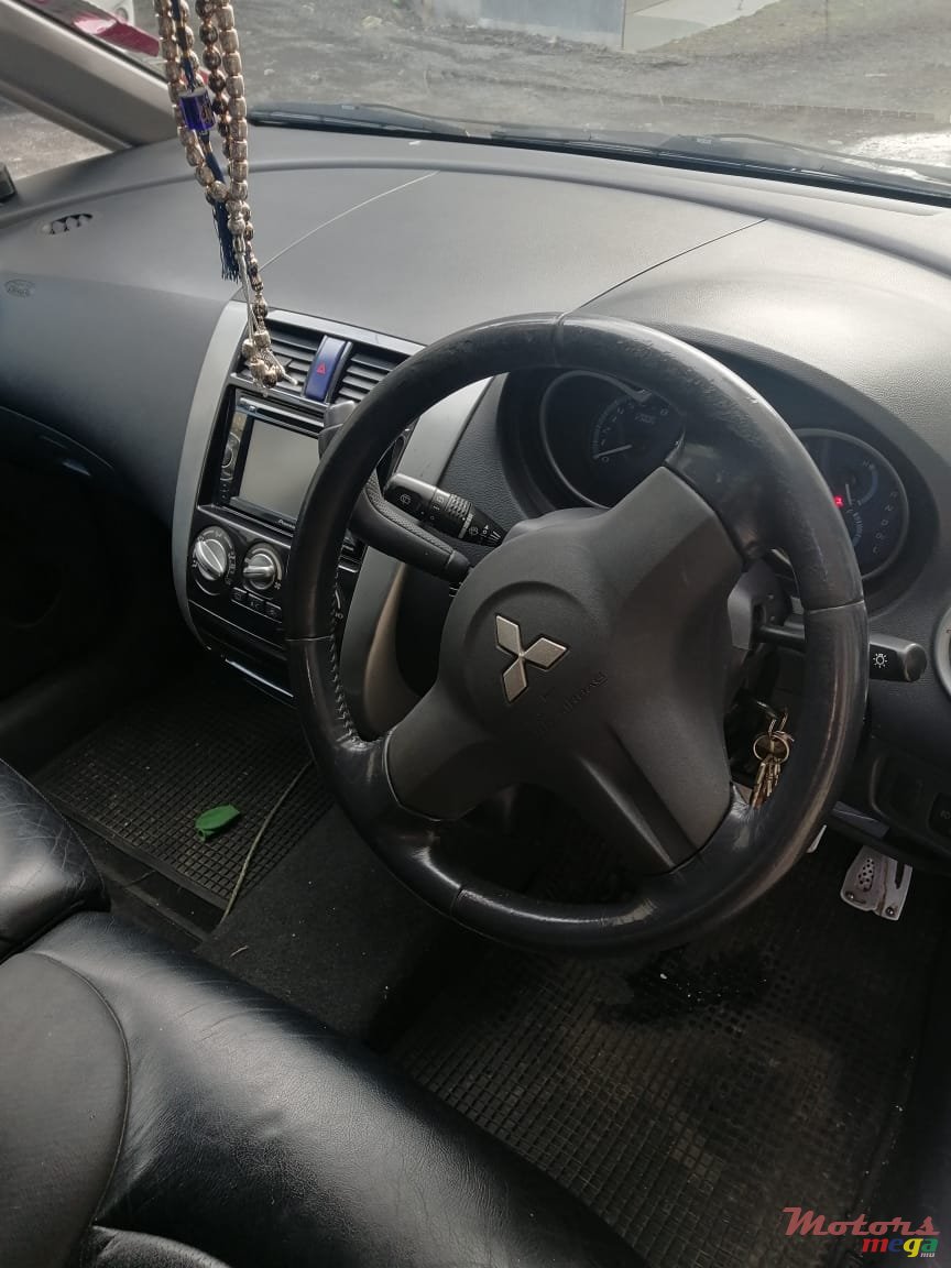 2004' Mitsubishi Colt photo #6