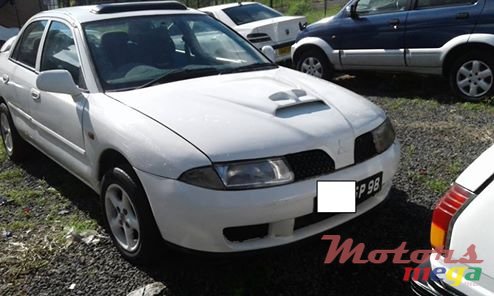 1998' Mitsubishi Carisma photo #1